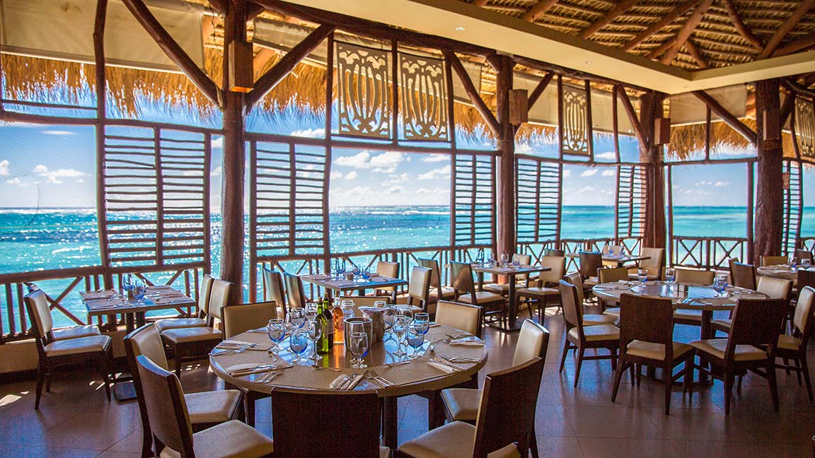 Elegant restaurant with sea views in Punta Cana